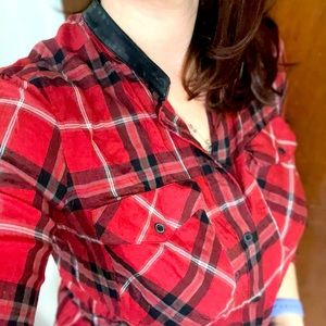 Size 8 Plaid Vince button-up. In great condition! Perfect for Fall 🍂